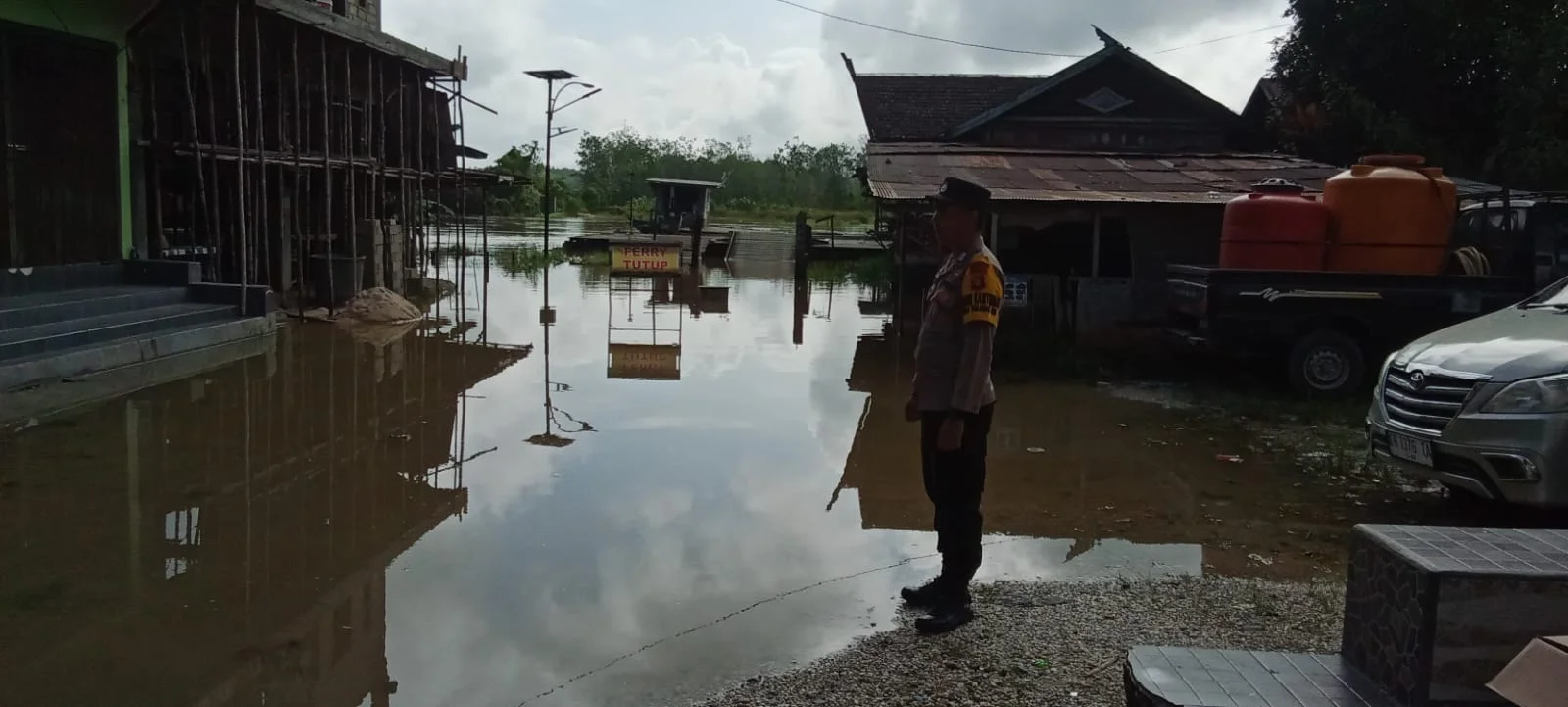 Debit Air Terkendali: Personel Polsek Kurun Berikan Rasa Aman pada Warga