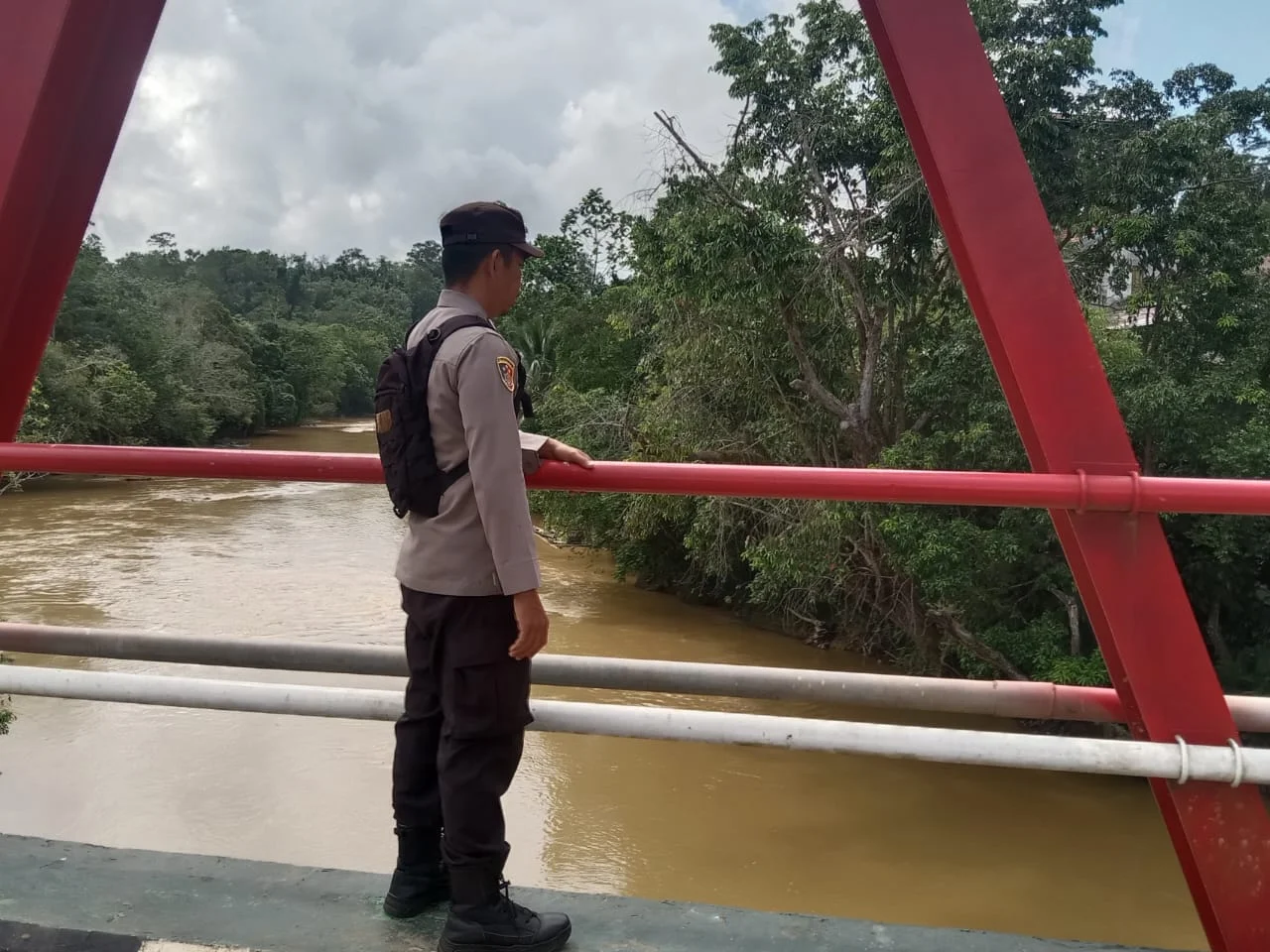 Personel Polsek Manuhing Turun Lapangan Cek Debit Air Sungai Terkini