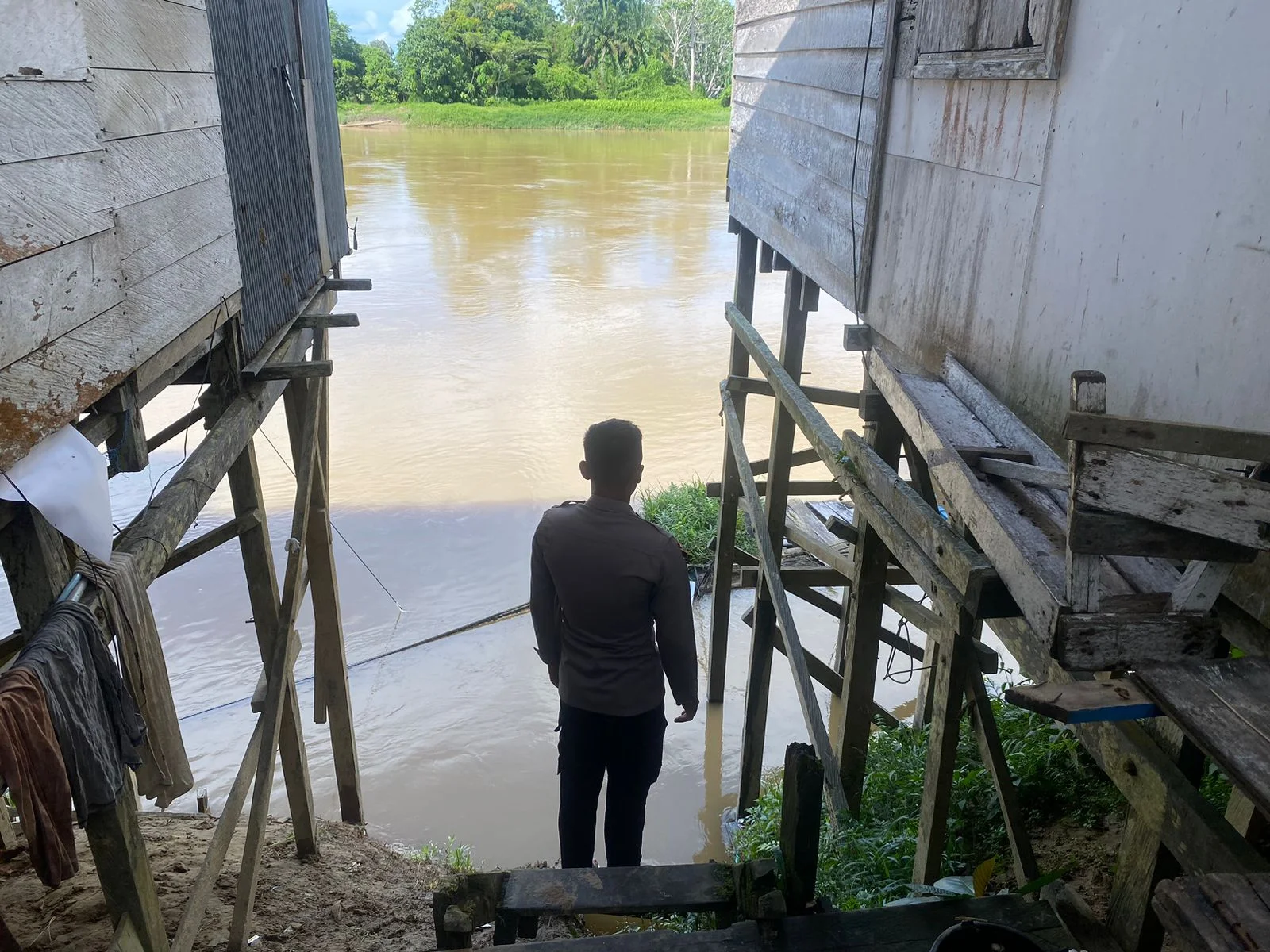 Pencegahan Banjir Jadi Prioritas: Personel Polsek Tewah Awasi Debit Sungai