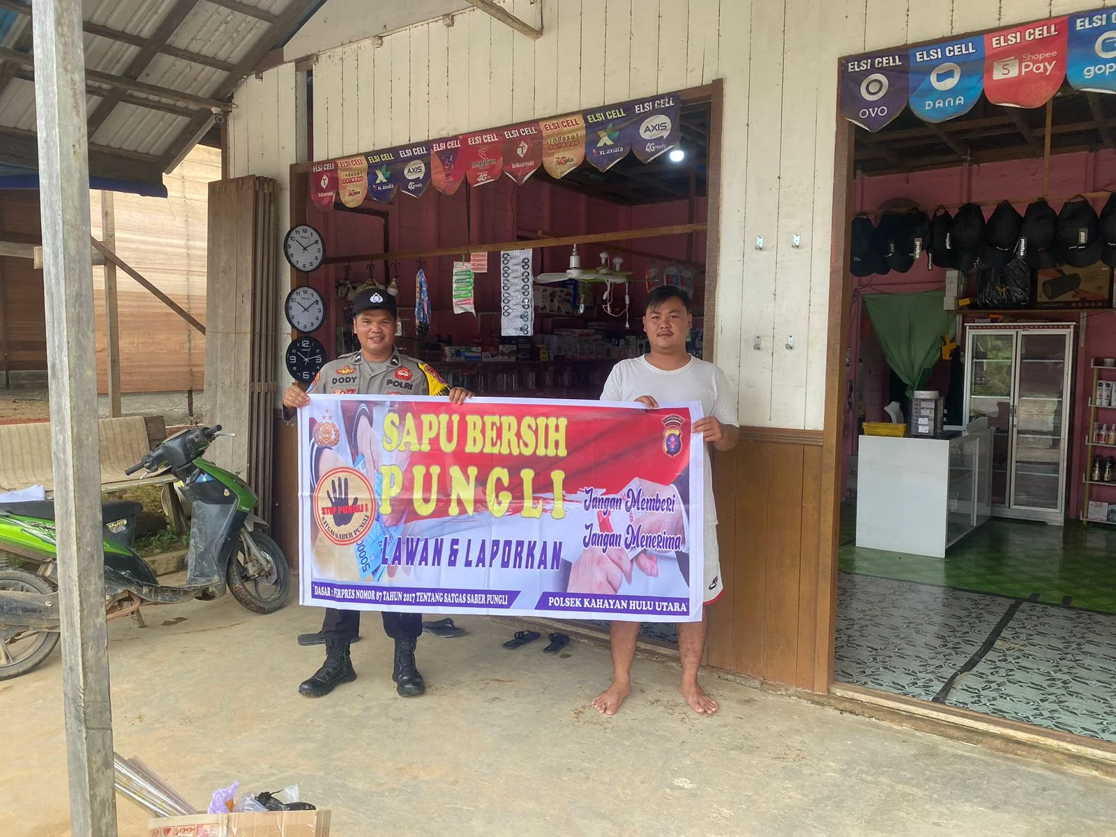 Personel Polsek Kahut Edukasi Masyarakat tentang Pungutan Liar