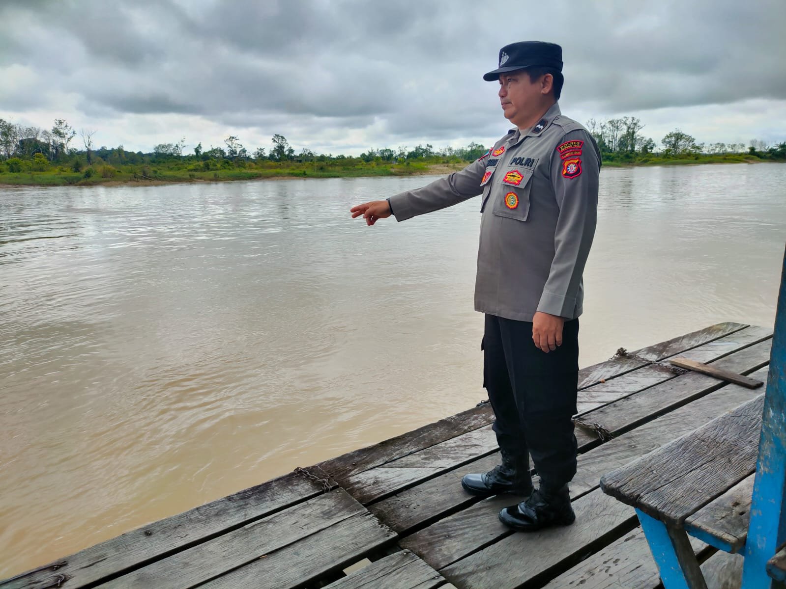 Debit Air Terkendali: Personel Polsek Kurun Berikan Rasa Aman pada Warga