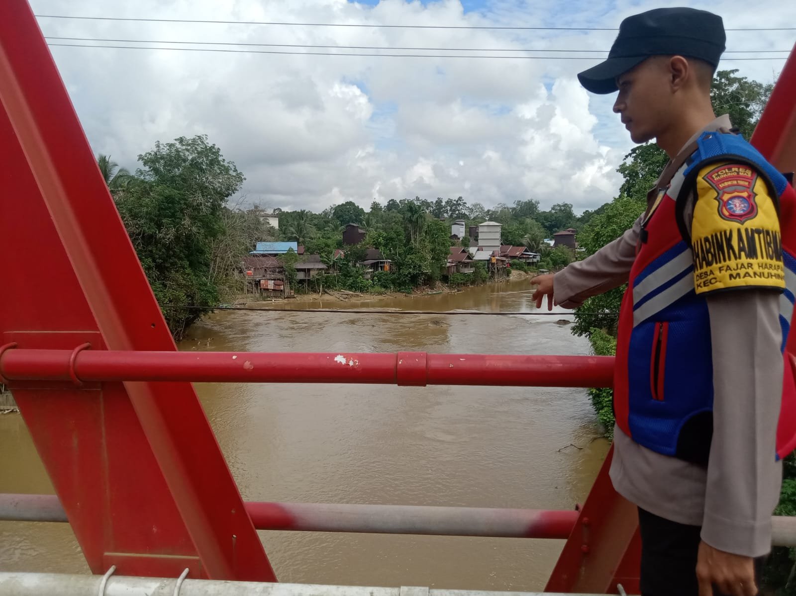 Personel Polsek Manuhing Turun Lapangan Cek Debit Air Sungai Terkini