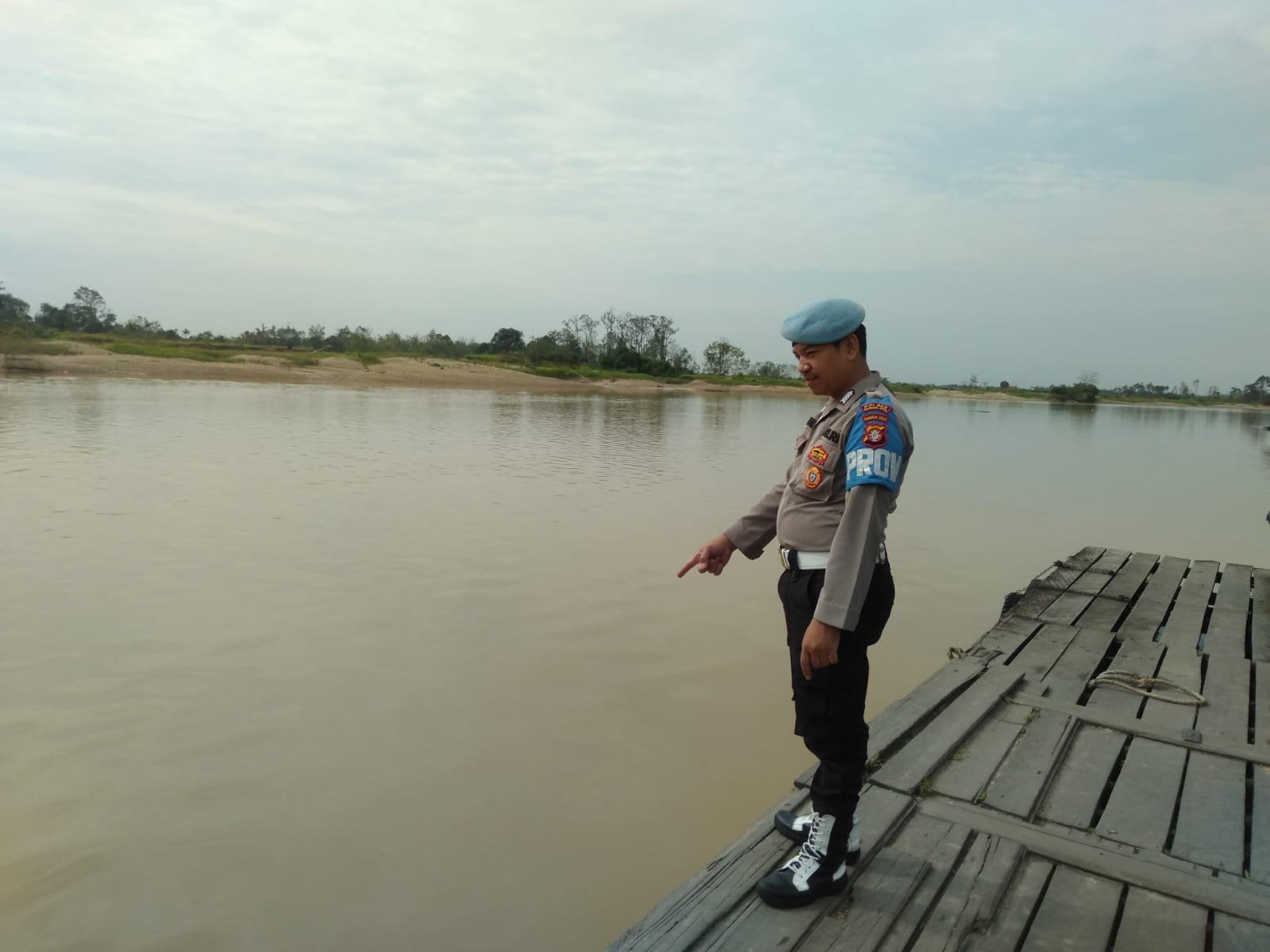 Debit Air Terkendali: Personel Polsek Kurun Berikan Rasa Aman pada Warga