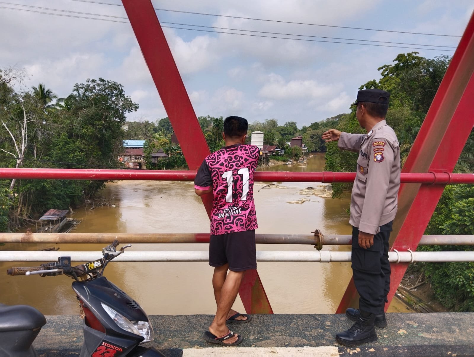 Personel Polsek Manuhing Turun Lapangan Cek Debit Air Sungai Terkini