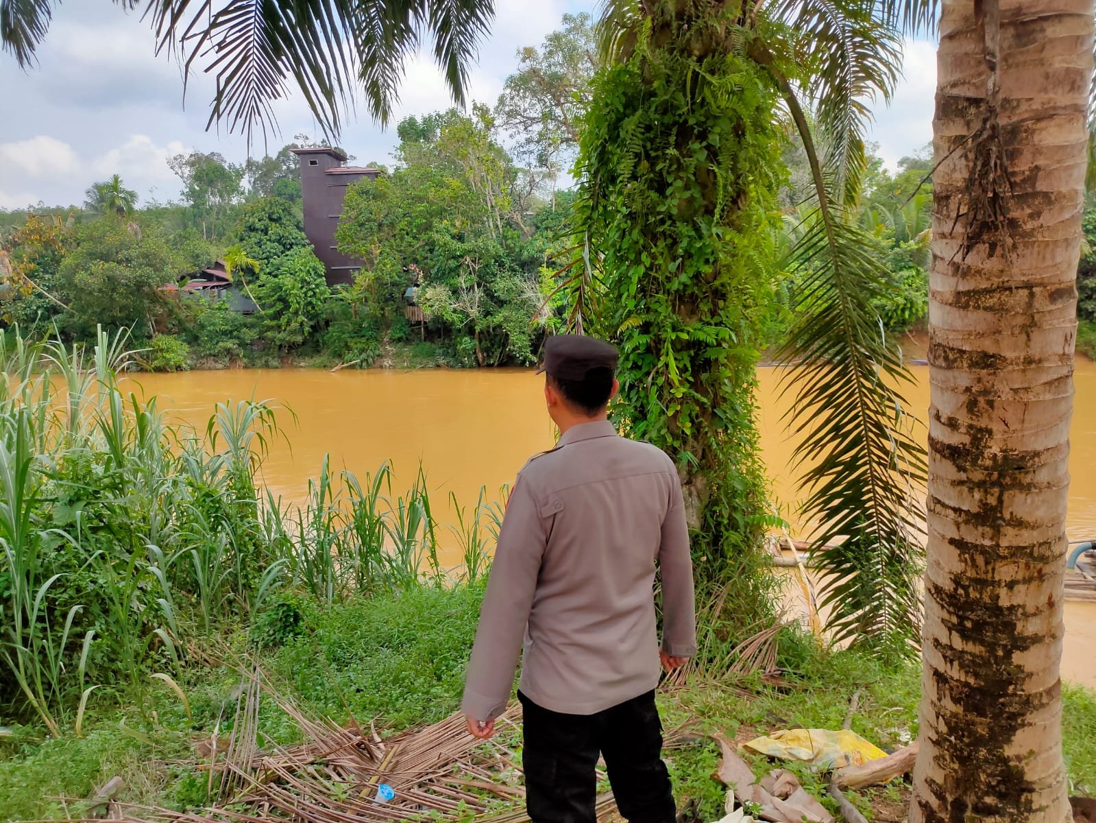 Tingkatkan Kewaspadaan, Personel Polsek Rungan Lakukan Pemeriksaan Debit Air Rutin