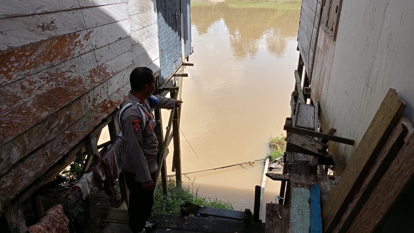Pencegahan Banjir Jadi Prioritas: Personel Polsek Tewah Awasi Debit Sungai