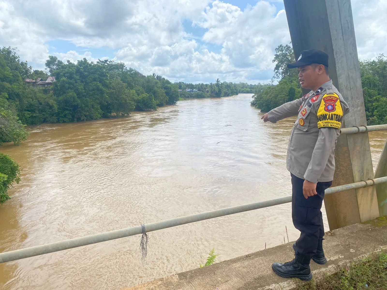 Personel Polsek Sepang Siap Siaga dalam Menghadapi Perubahan Debit Air