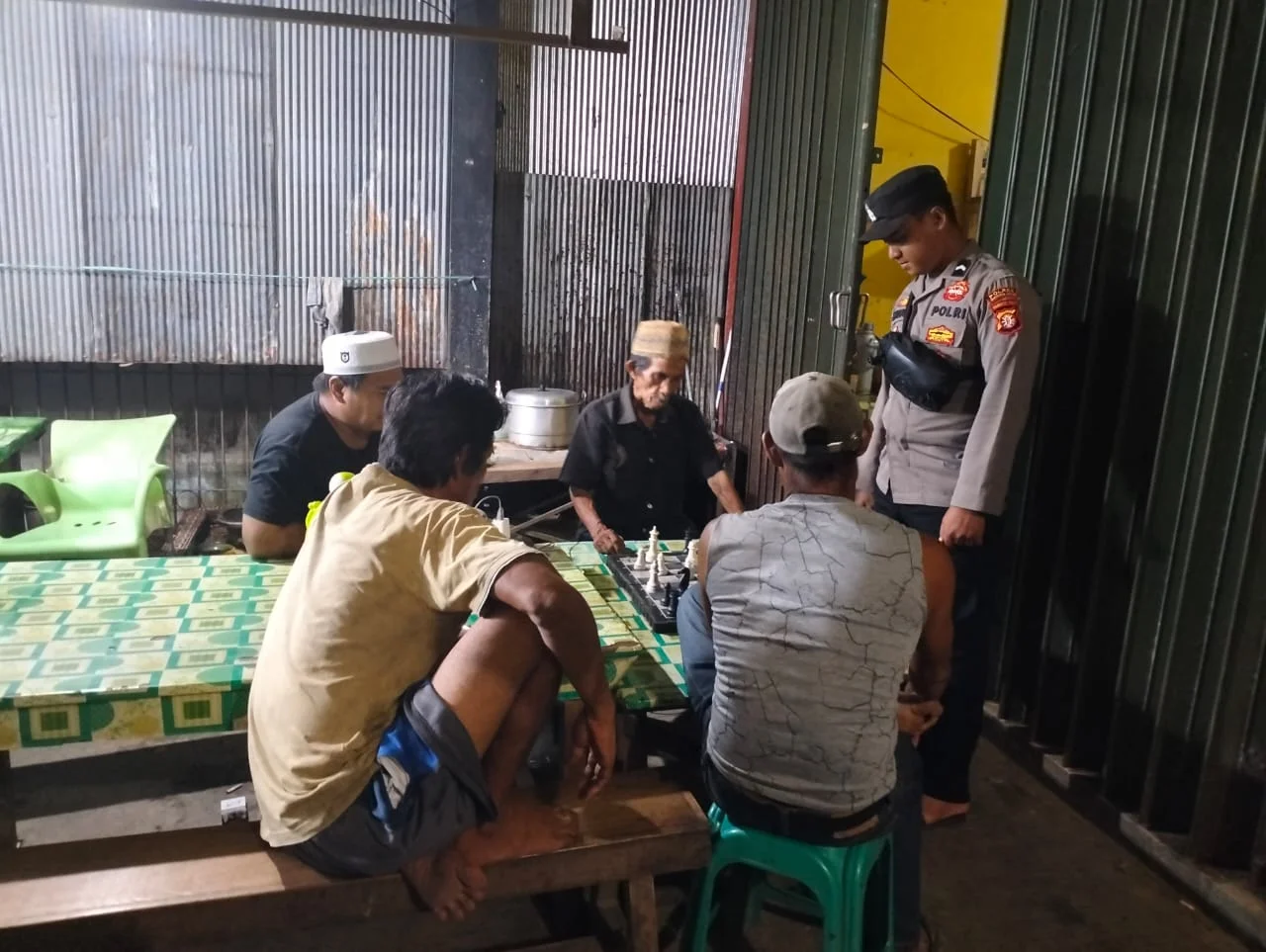 Pastikan Wilayah Hukunya Tetap Aman, Polsek Tewah Patroli Malam Hari