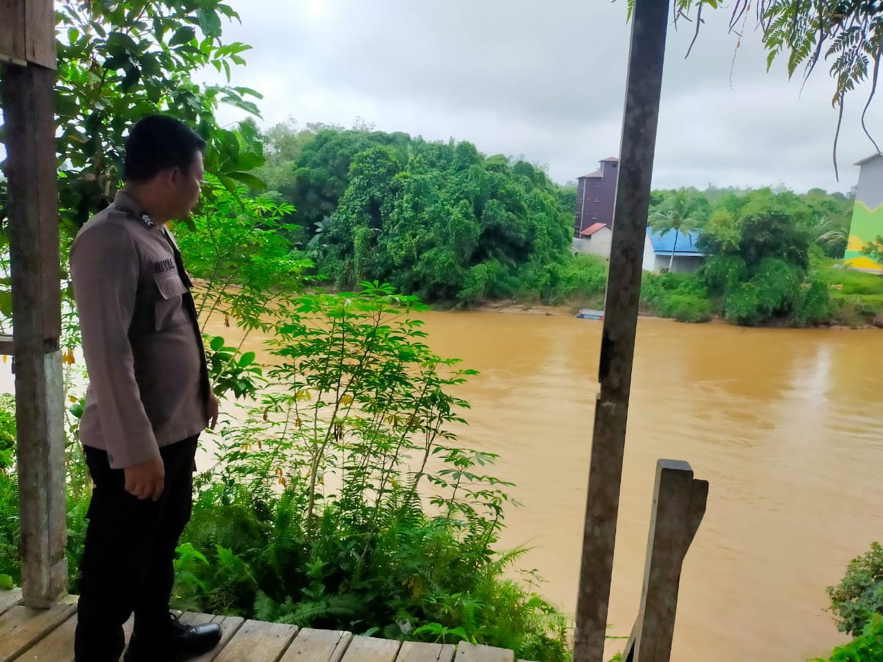 Personel Polsek Kahut Siap Siaga dalam Menghadapi Perubahan Debit Air