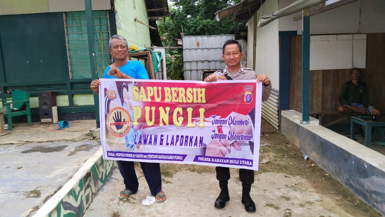 Personel Polsek Kahut Edukasi Masyarakat tentang Pungutan Liar