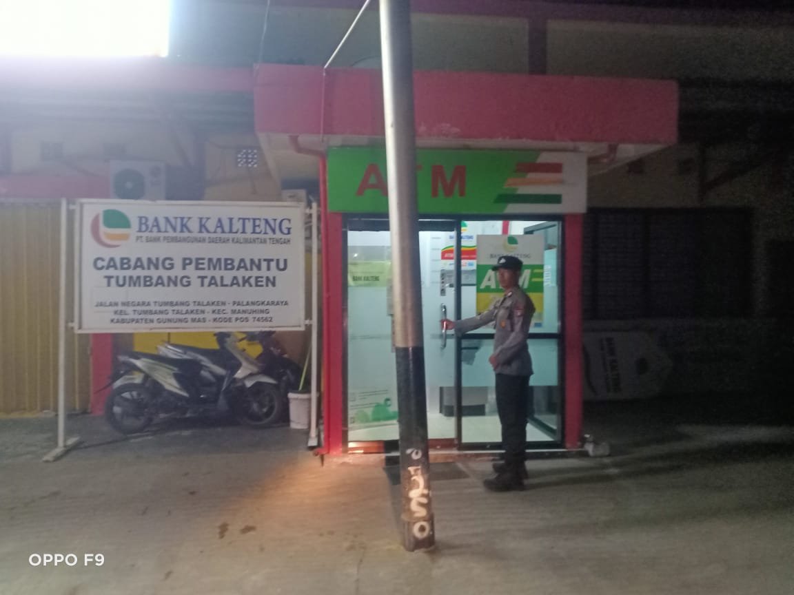 Polsek Manuhing Patroli Malam Hari, Pastikan Wilayah Hukunya Tetap Aman     TBNews.kalteng.polri.go.id – Polres Gunung Mas – Guna mencegah terjadinya gangguan kamtibmas dan kejahatan di wilayah hukumnya, personel Polsek Manuhing Polres Gunung Mas melaksanakan patroli malam hari di beberapa lokasi yang dianggap rawan, Selasa (5/3/24) malam.  Kapolsek Manuhing, Iptu Iptu Suwardi, S.H. mengatakan, patroli malam hari ini merupakan kegiatan rutin yang dilakukan oleh anggotanya untuk menunjukkan kehadiran polisi di tengah masyarakat, serta memberikan rasa aman dan nyaman bagi warga yang beraktivitas di malam hari.  “Kami melakukan patroli dengan menggunakan kendaraan roda dua dan roda empat, serta menyisir beberapa titik lokasi yang rawan terjadi kejahatan, seperti area perbankan, area pasar, dan area pemukiman penduduk,” ujar Kapolsek.  Dalam kegiatan patroli tersebut, personel Polsek Manuhing juga memberikan himbauan kamtibmas kepada warga yang dijumpai, agar selalu waspada dan berhati-hati dalam beraktifitas, serta melaporkan kepada polisi jika mengetahui atau melihat adanya hal-hal yang mencurigakan.  Kapolsek Manuhing berharap, dengan adanya patroli malam hari ini, dapat meningkatkan kewaspadaan dan kesadaran masyarakat terhadap situasi kamtibmas, serta menekan angka kriminalitas di wilayah hukum Polsek Manuhing.  “Kami juga mengajak masyarakat untuk bersinergi dan berpartisipasi dalam menjaga kamtibmas, dengan cara menjadi mata dan telinga polisi, serta memberikan informasi jika menemukan adanya indikasi atau tindakan yang bertentangan dengan hukum,” pungkas Kapolsek. (sp)