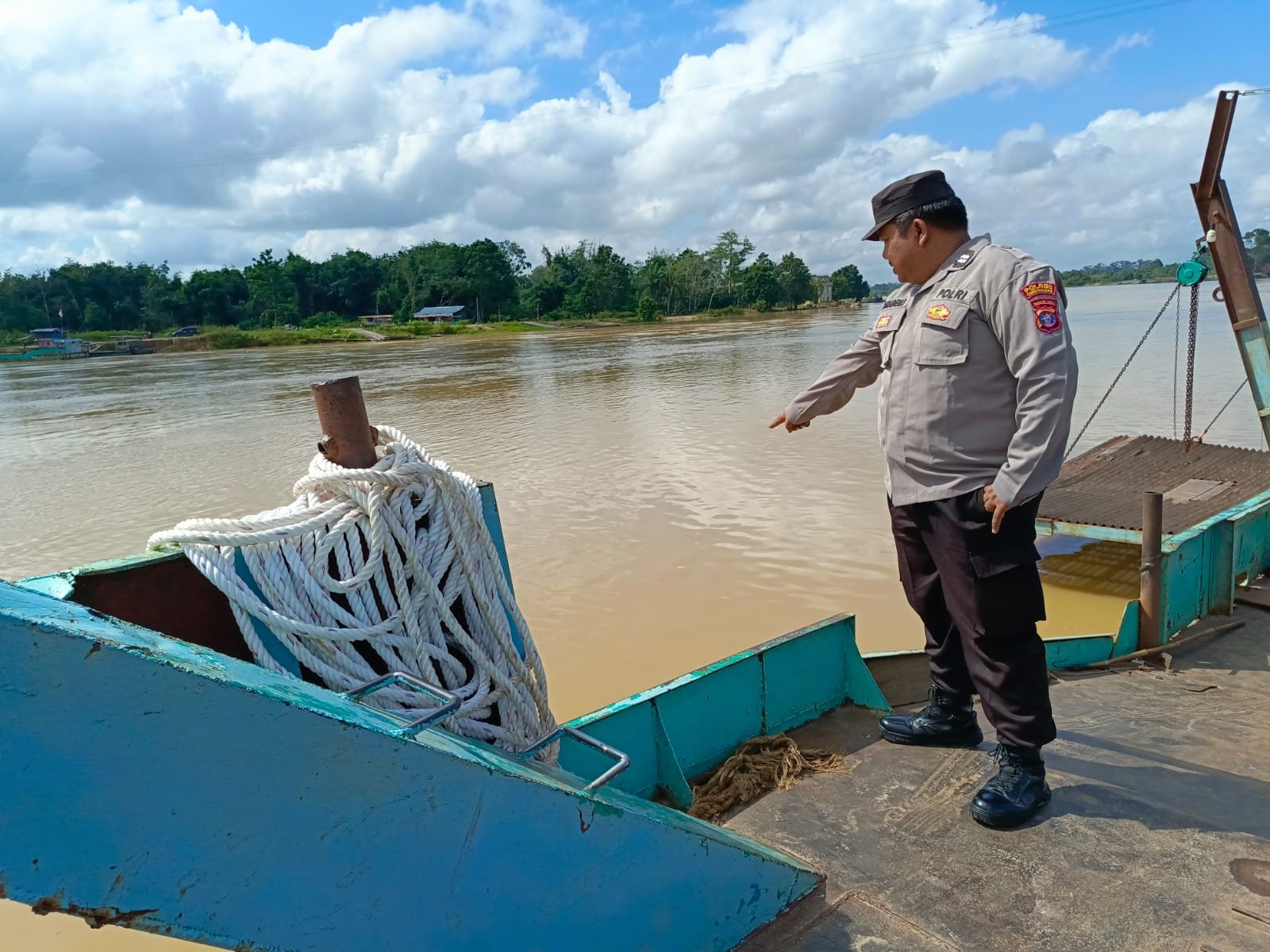 Pencegahan Banjir Jadi Prioritas: Personel Polsek Tewah Awasi Debit Sungai