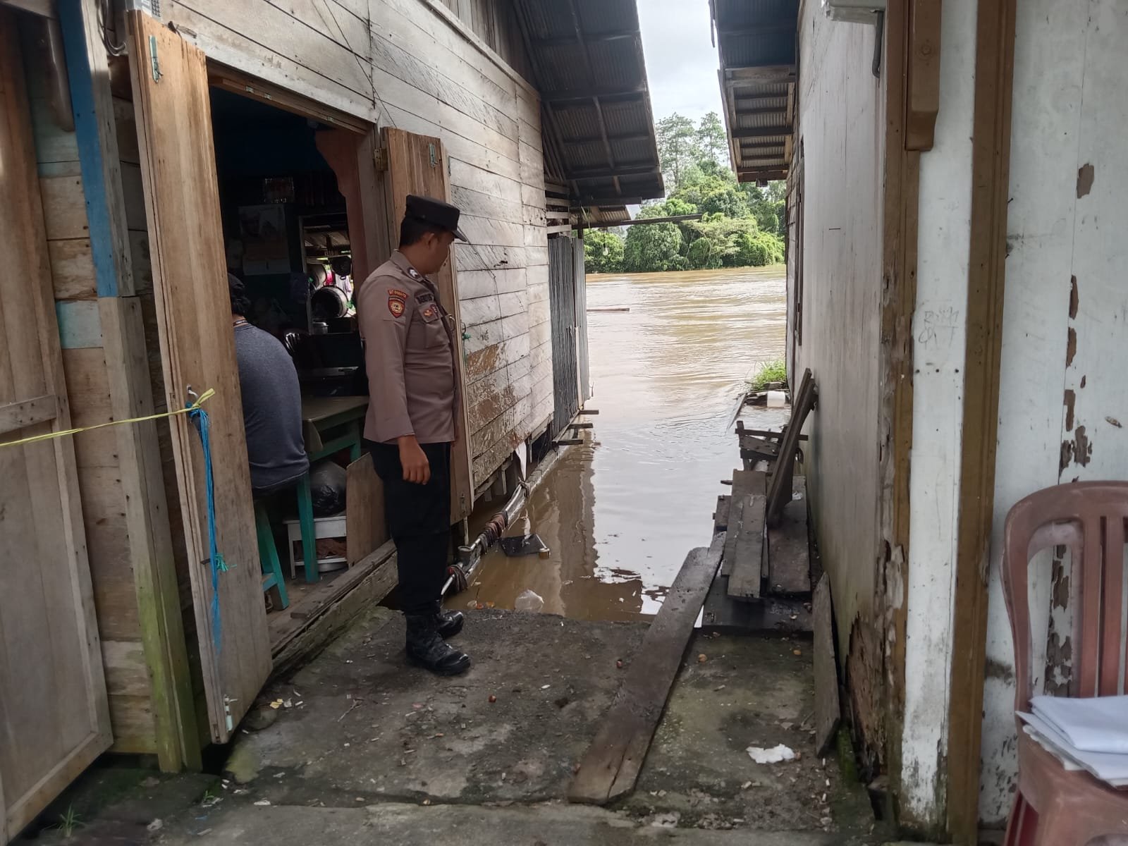 Personel Polsek Tewah Pantau Debit Air Sungai Kahayan yang Mulai Meningkat