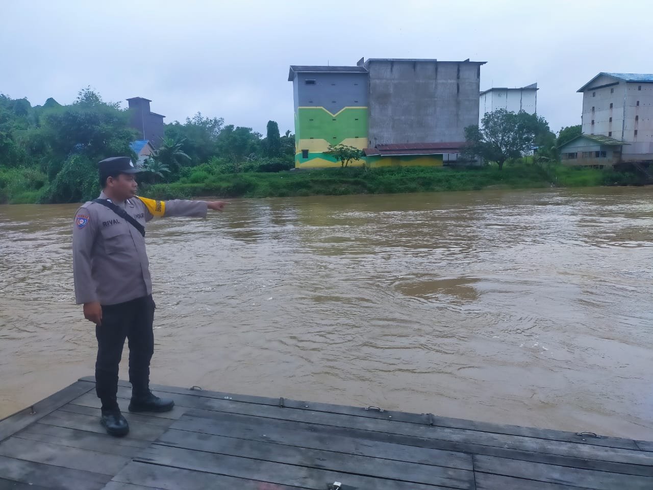 Personel Polsek Kahut Siap Siaga dalam Menghadapi Perubahan Debit Air