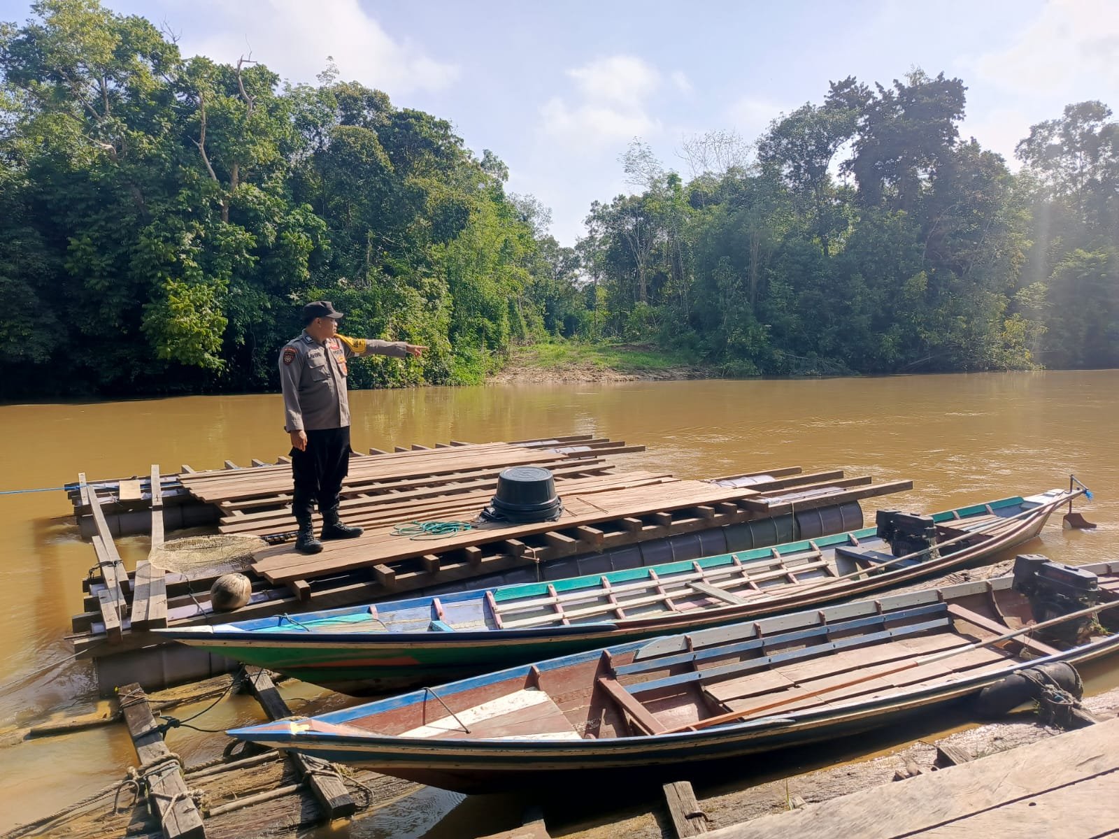 Tingkatkan Kewaspadaan, Personel Polsek Rungan Lakukan Pemeriksaan Debit Air Rutin