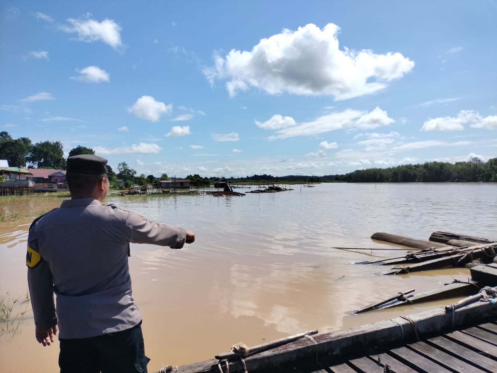 Personel Polsek Sepang Siap Siaga dalam Menghadapi Perubahan Debit Air