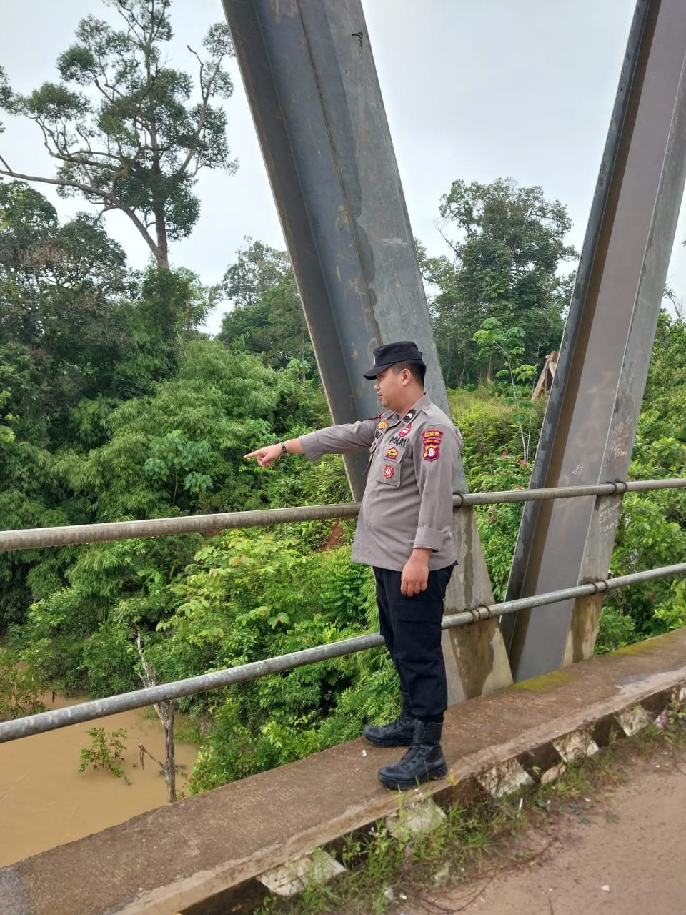 Personel Polsek Kahut Siap Siaga dalam Menghadapi Perubahan Debit Air