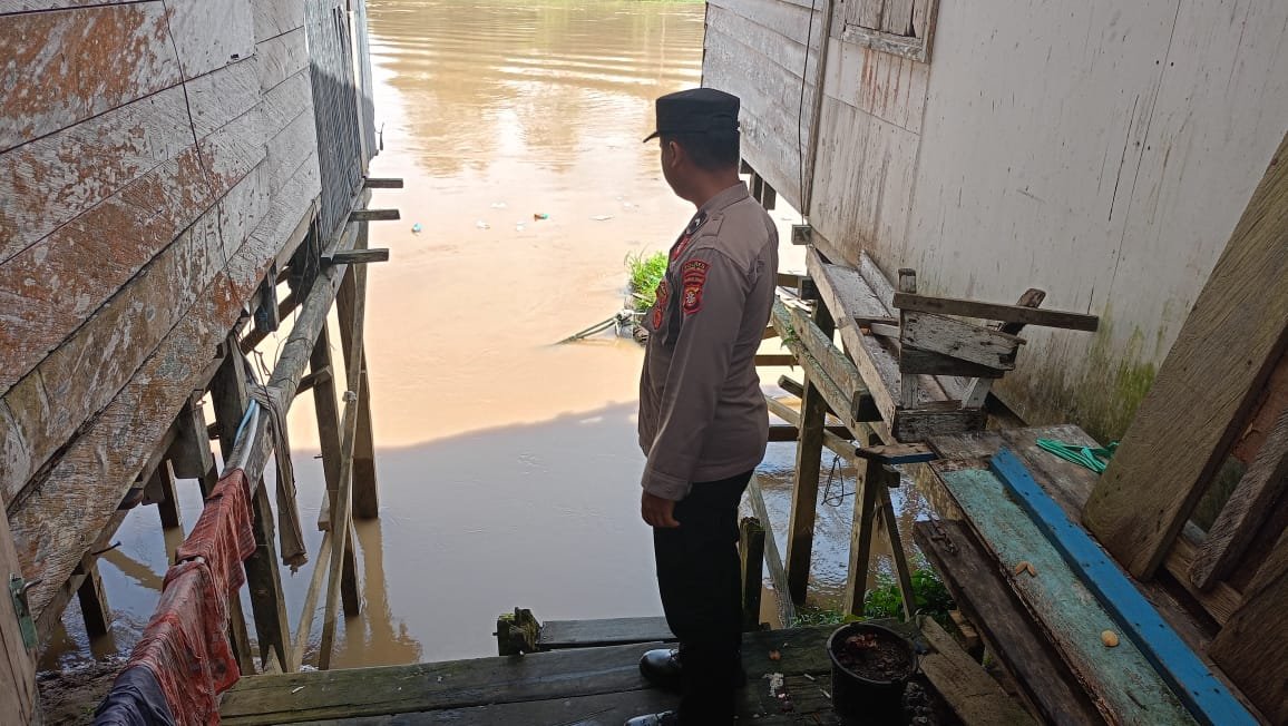 Pencegahan Banjir Jadi Prioritas: Personel Polsek Tewah Awasi Debit Sungai
