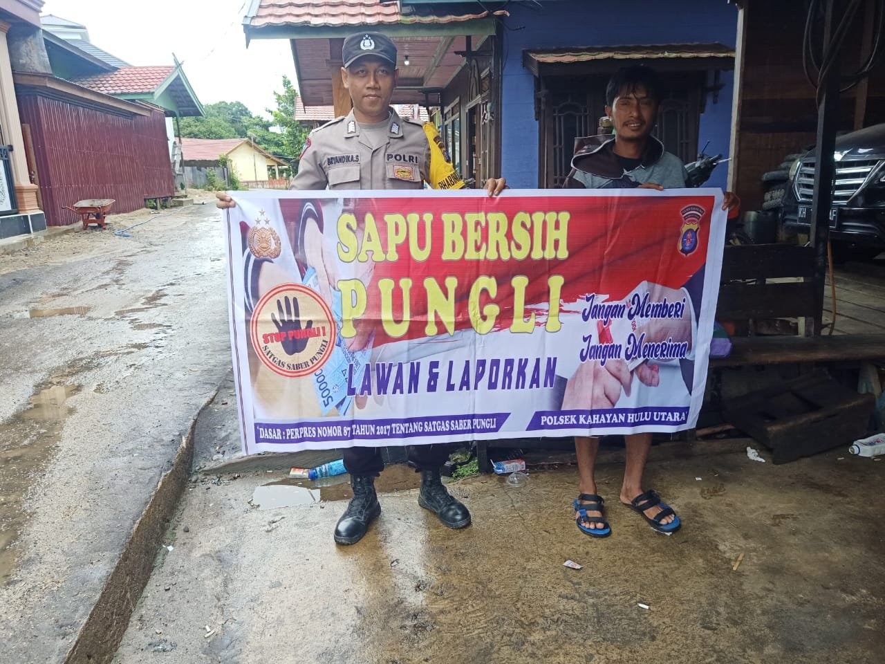 Personel Polsek Kahut Edukasi Masyarakat tentang Pungutan Liar