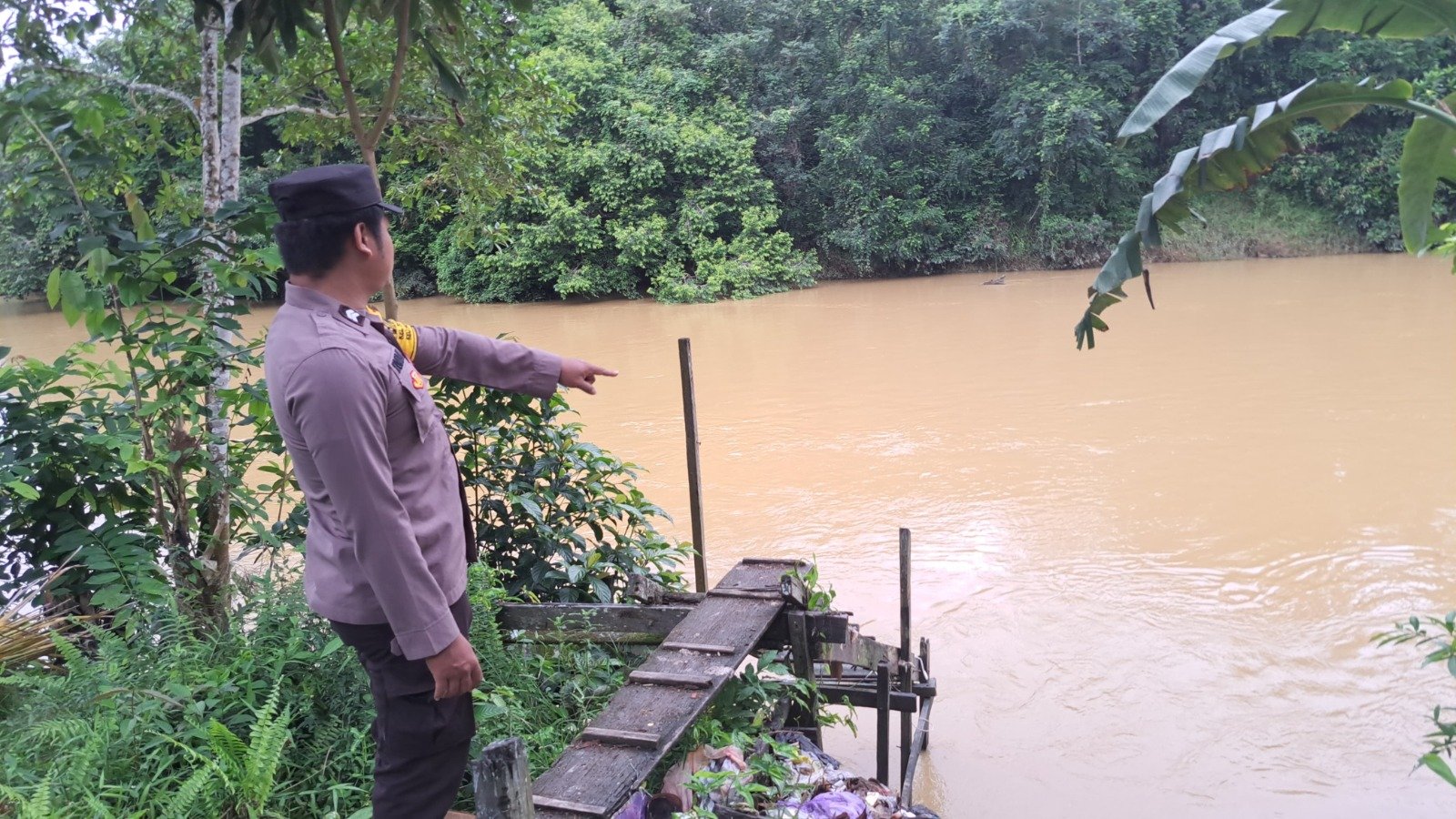 Tingkatkan Kewaspadaan, Personel Polsek Rungan Lakukan Pemeriksaan Debit Air Rutin