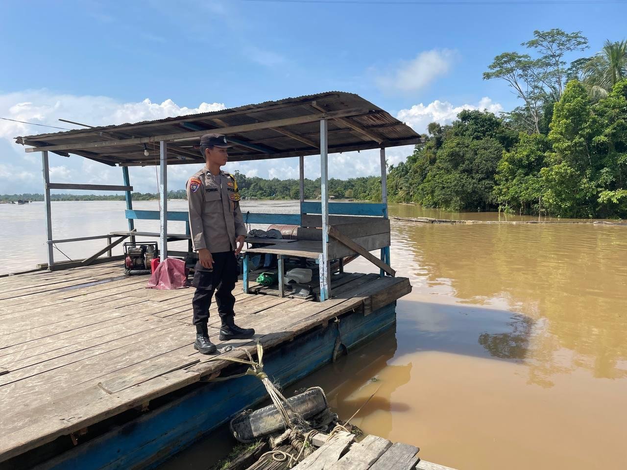 Personel Polsek Sepang Siap Siaga dalam Menghadapi Perubahan Debit Air