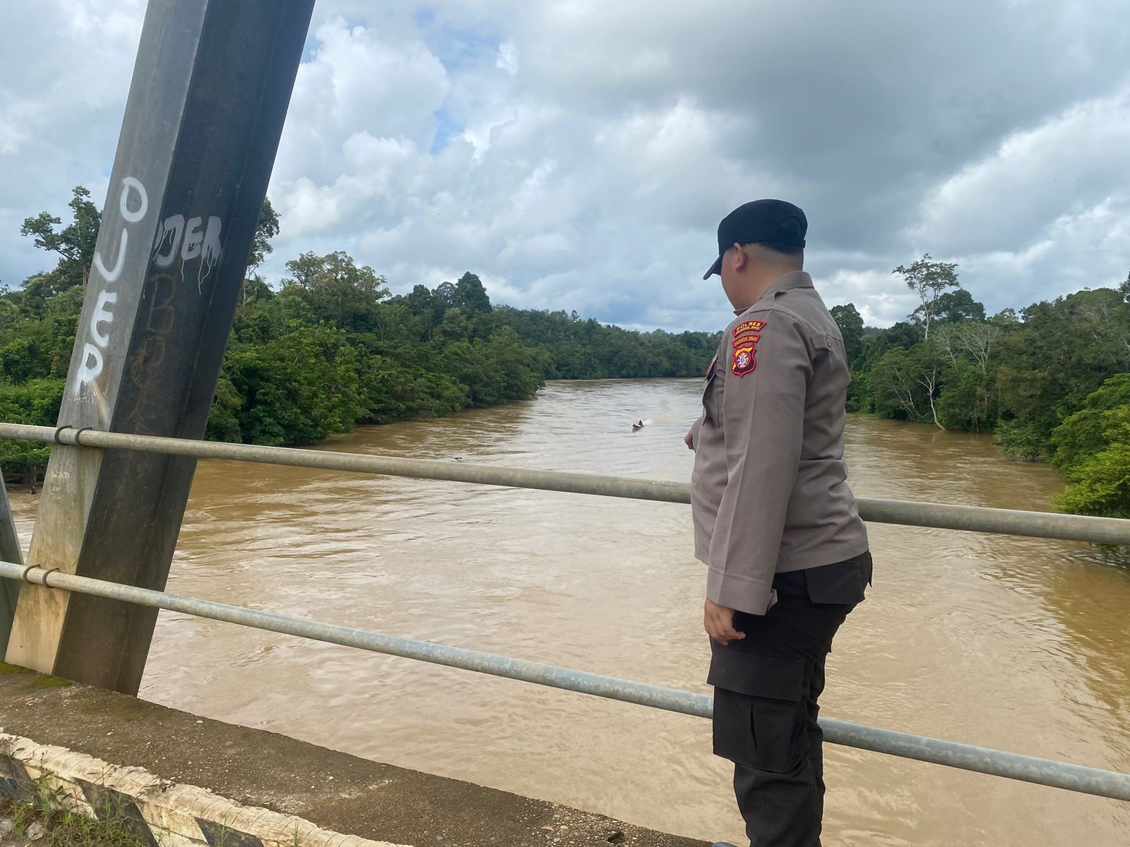 Personel Polsek Kahut Siap Siaga dalam Menghadapi Perubahan Debit Air