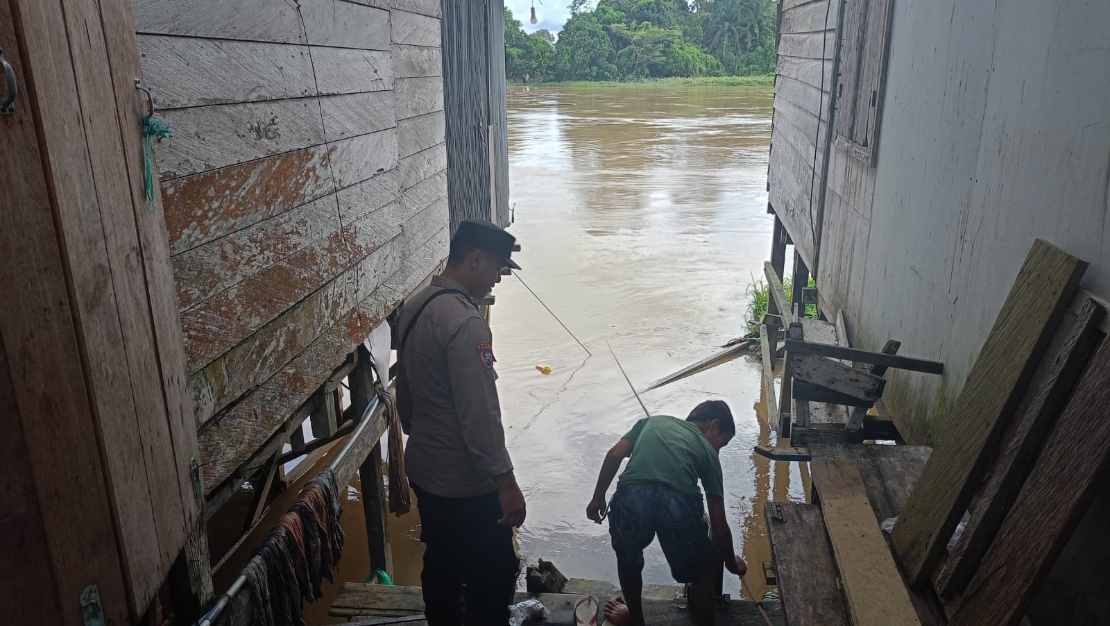 Pencegahan Banjir Jadi Prioritas: Personel Polsek Tewah Awasi Debit Sungai