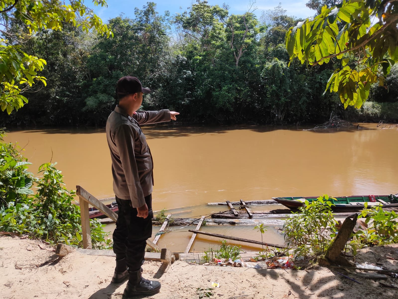 Tingkatkan Kewaspadaan, Personel Polsek Rungan Lakukan Pemeriksaan Debit Air Rutin