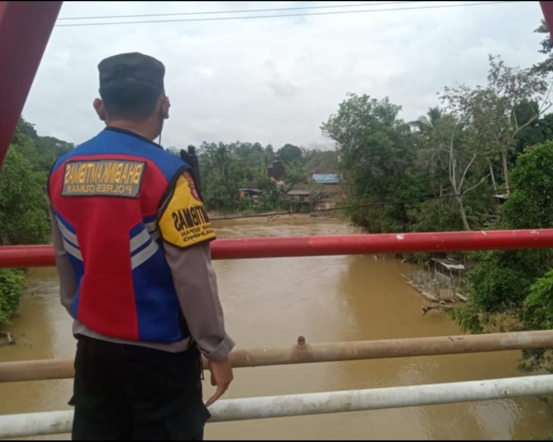 Personel Polsek Manuhing Turun Lapangan Cek Debit Air Sungai Terkini