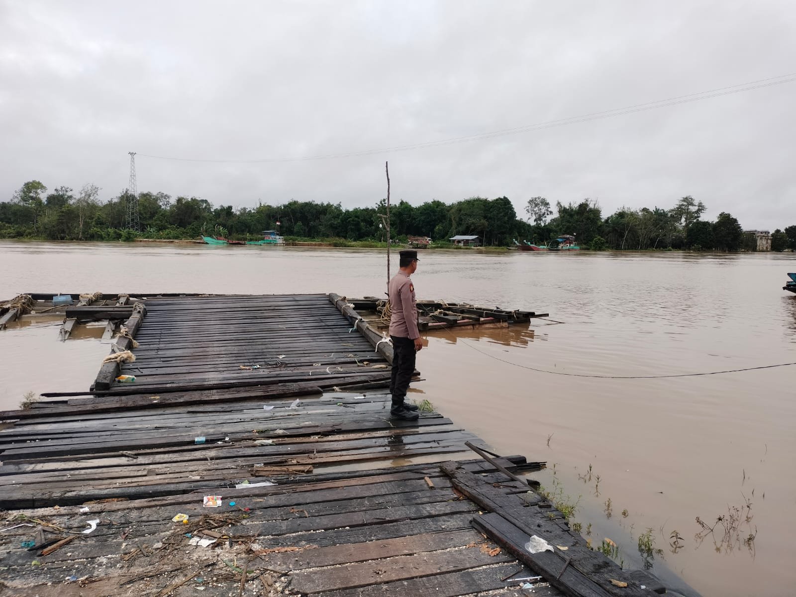 Personel Polsek Sepang Siap Siaga dalam Menghadapi Perubahan Debit Air