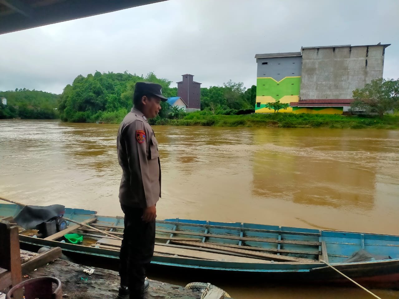 Personel Polsek Kahut Siap Siaga dalam Menghadapi Perubahan Debit Air