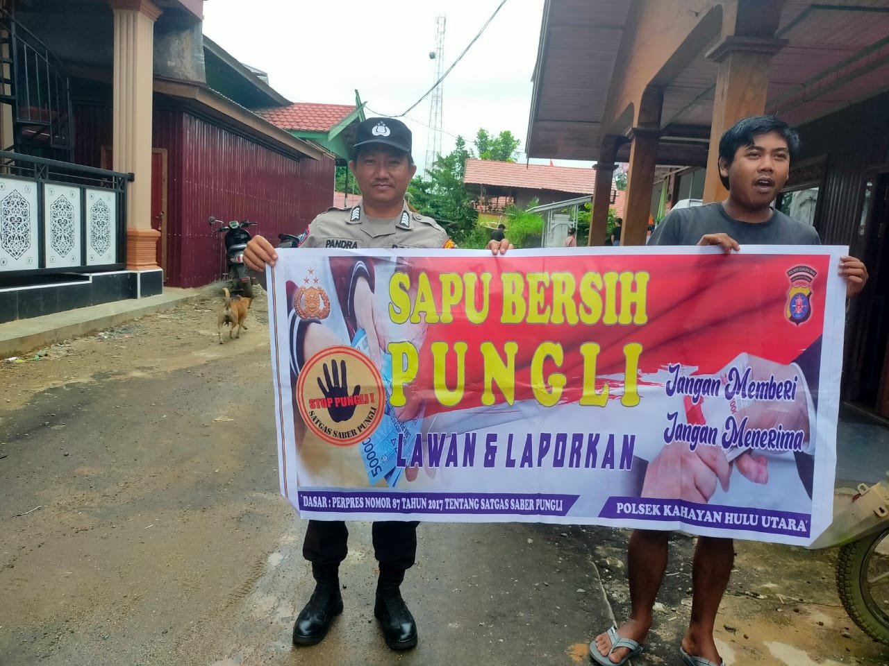 Personel Polsek Kahut Edukasi Masyarakat tentang Pungutan Liar