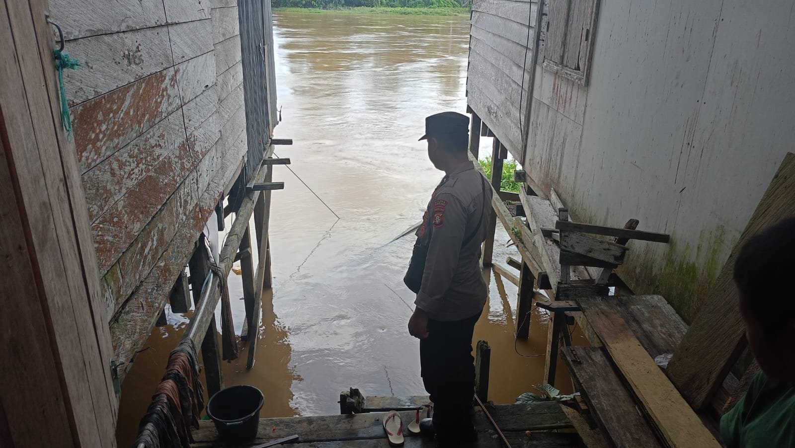 Pencegahan Banjir Jadi Prioritas: Personel Polsek Tewah Awasi Debit Sungai