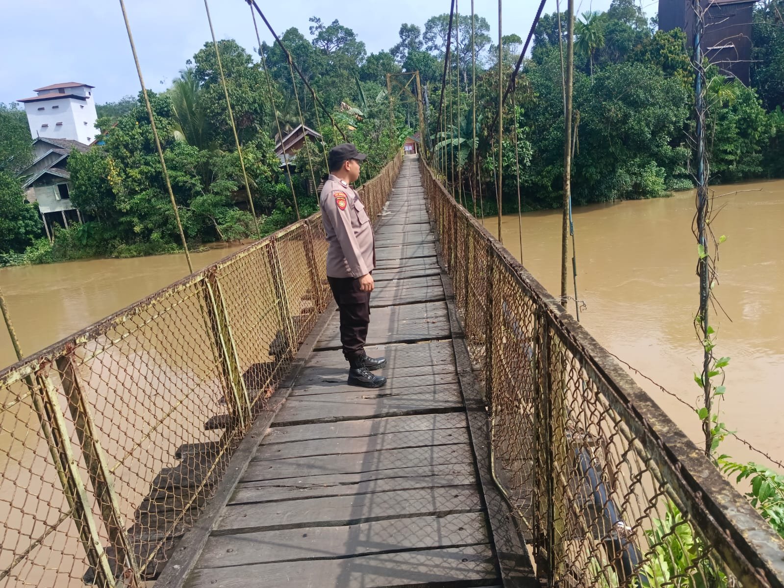 Tingkatkan Kewaspadaan, Personel Polsek Rungan Lakukan Pemeriksaan Debit Air Rutin