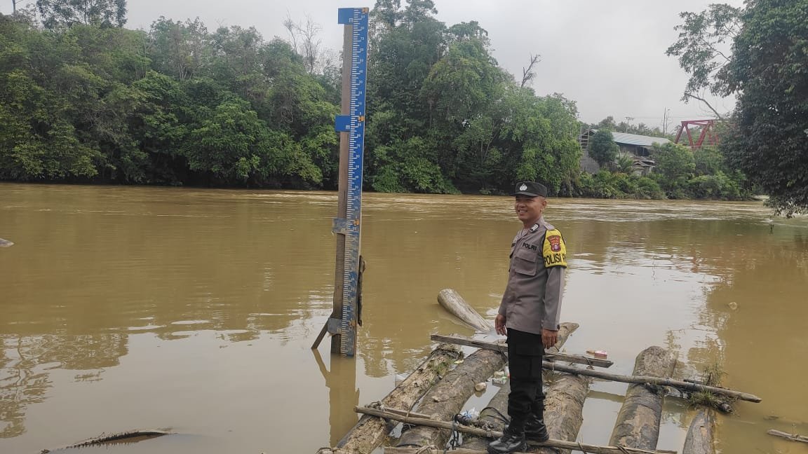 Personel Polsek Manuhing Turun Lapangan Cek Debit Air Sungai Terkini