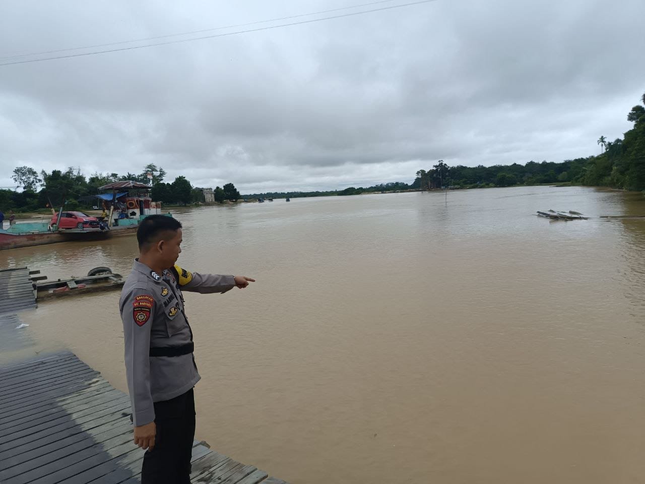 Personel Polsek Sepang Siap Siaga dalam Menghadapi Perubahan Debit Air