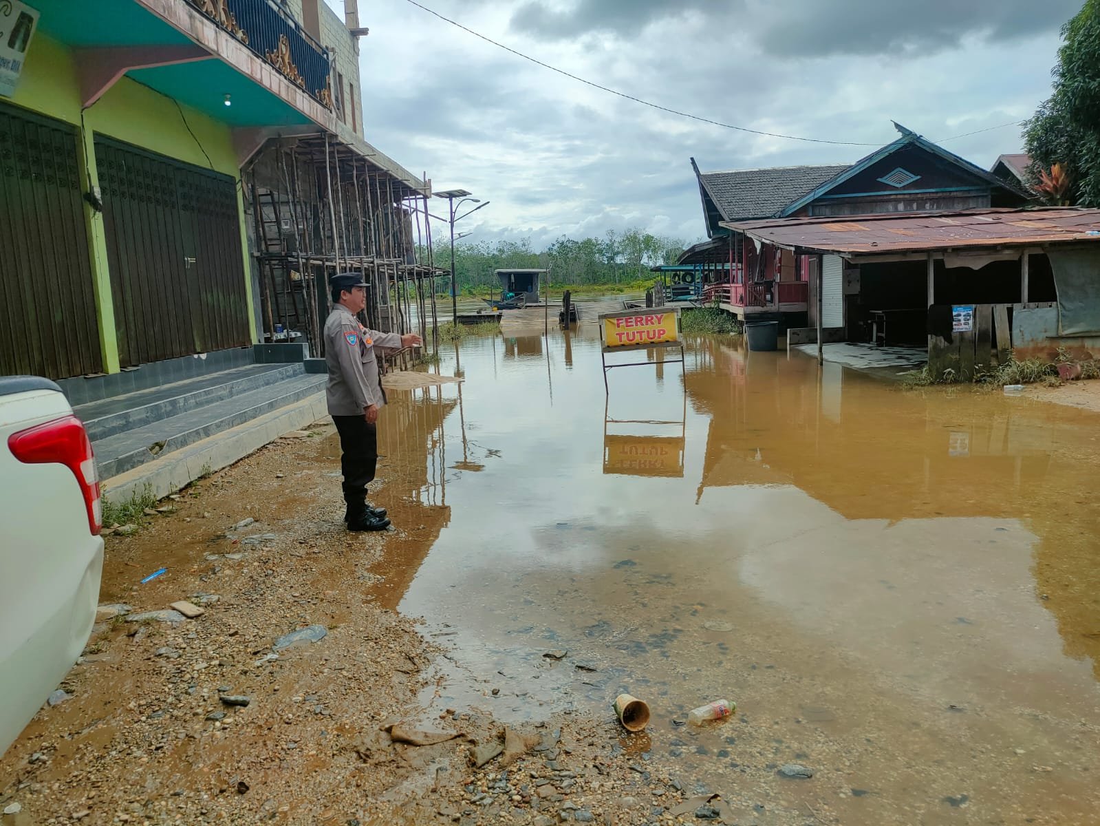 Debit Air Terkendali: Personel Polsek Kurun Berikan Rasa Aman pada Warga