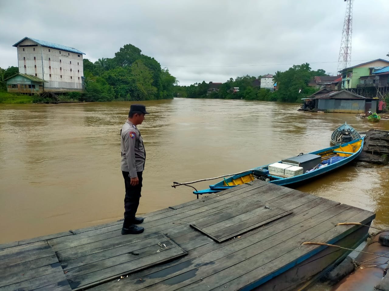 Personel Polsek Kahut Siap Siaga dalam Menghadapi Perubahan Debit Air