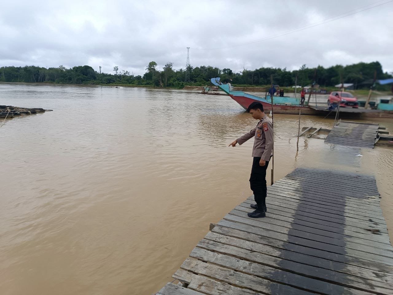 Personel Polsek Sepang Siap Siaga dalam Menghadapi Perubahan Debit Air