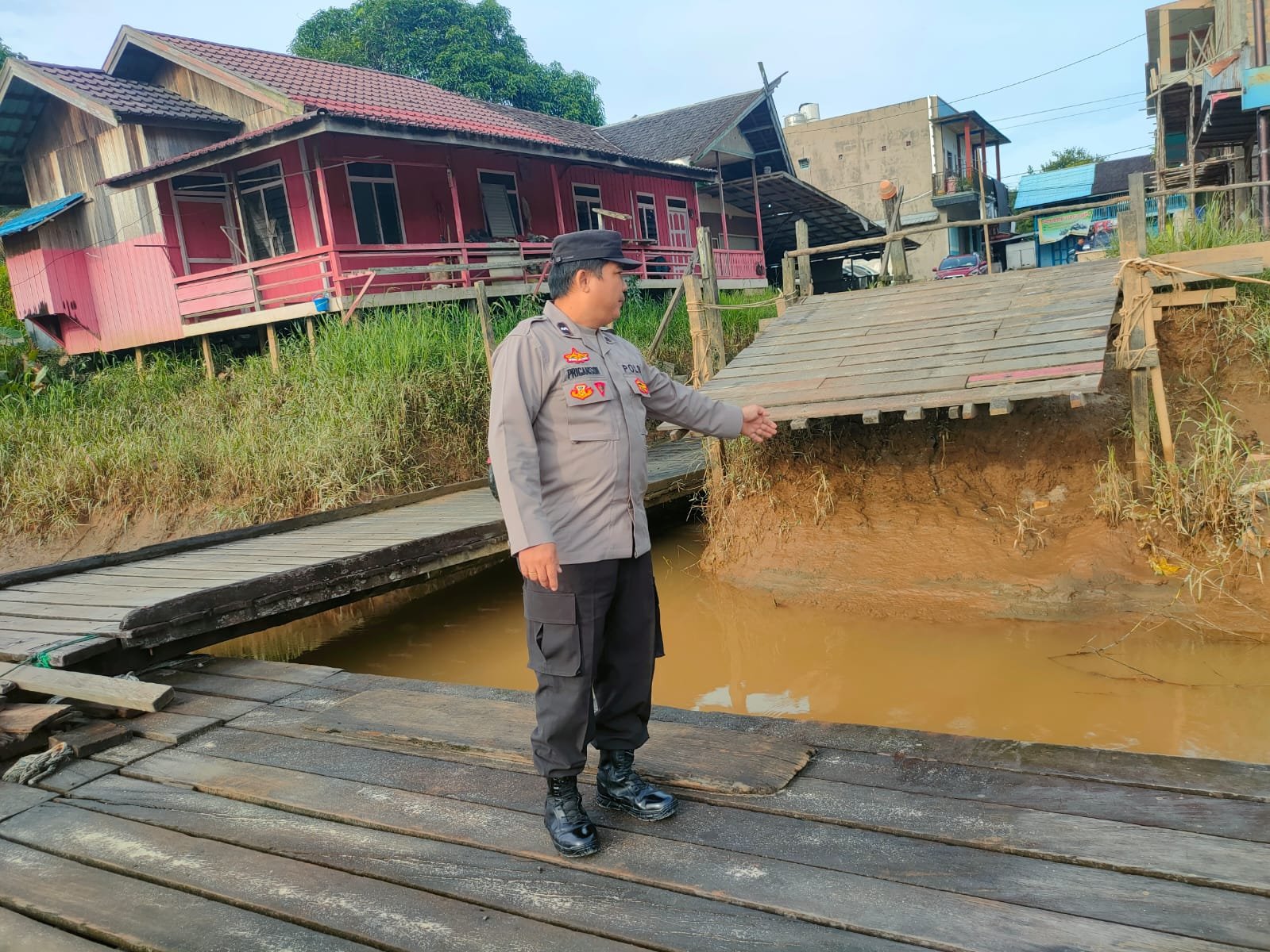 Debit Air Terkendali: Personel Polsek Kurun Berikan Rasa Aman pada Warga