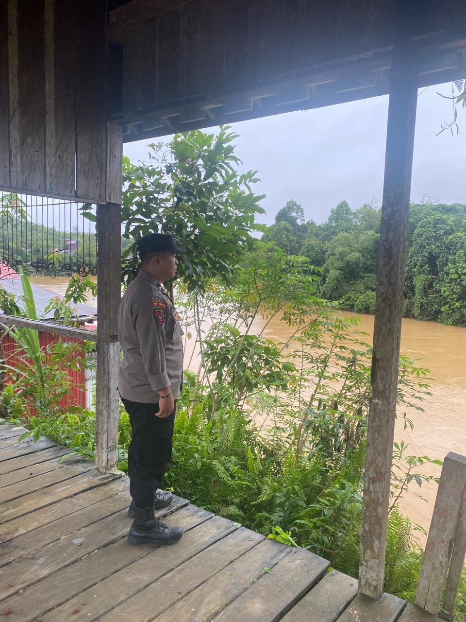 Personel Polsek Kahut Siap Siaga dalam Menghadapi Perubahan Debit Air