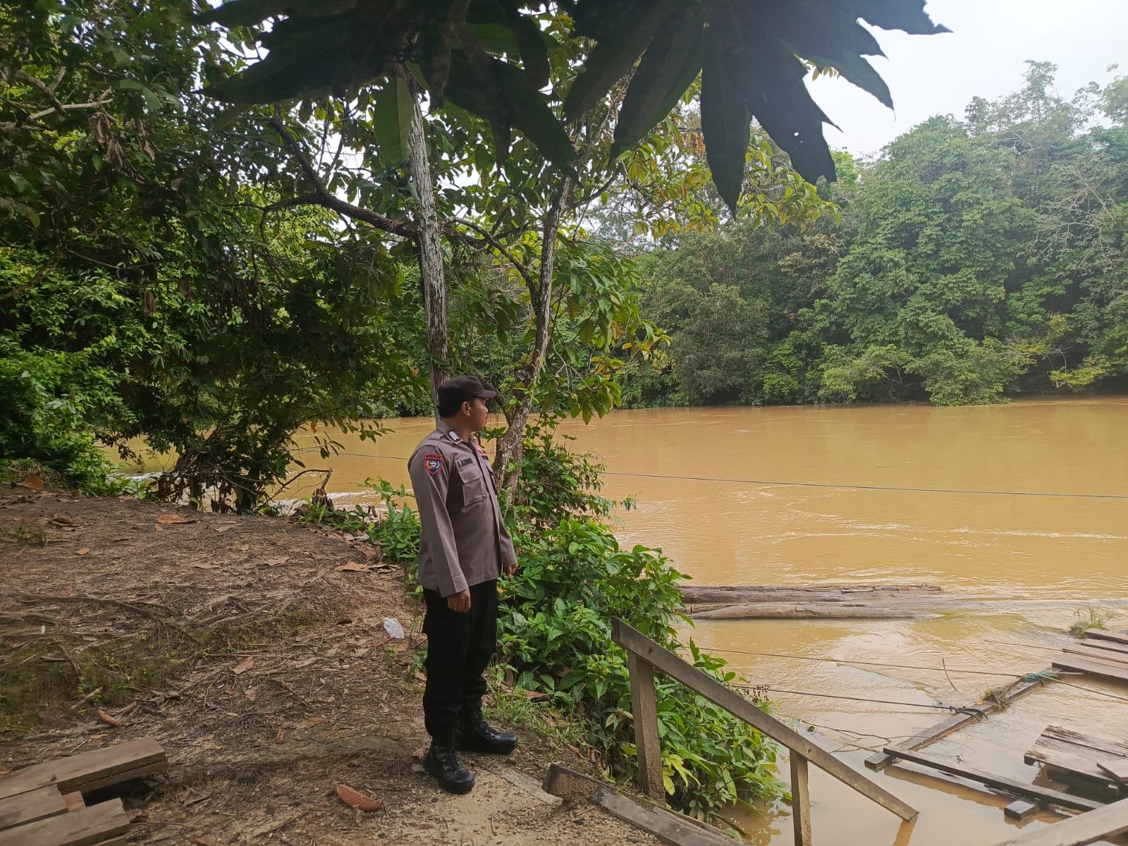 Tingkatkan Kewaspadaan, Personel Polsek Rungan Lakukan Pemeriksaan Debit Air Rutin