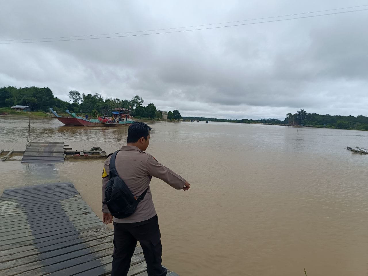 Personel Polsek Sepang Siap Siaga dalam Menghadapi Perubahan Debit Air