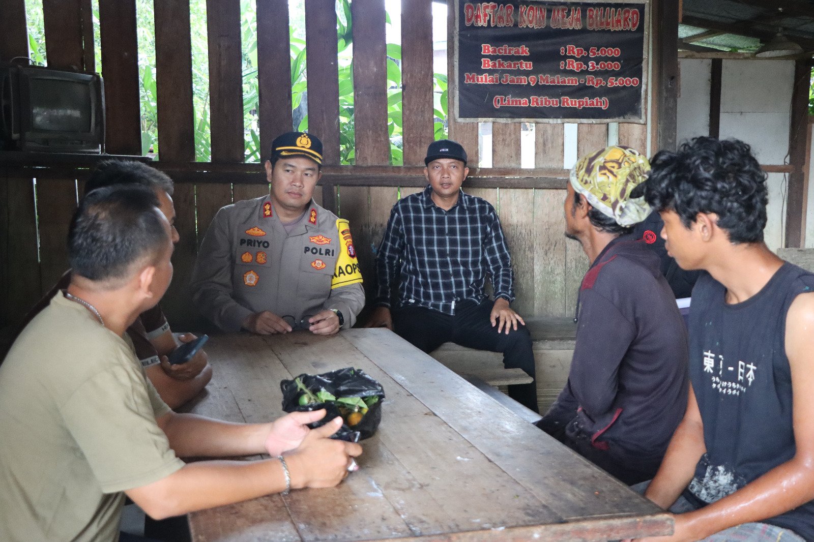 Polres Gumas Gelar “Jumat Curhat” di Tongkrongan Fery Penyeberangan: Interaksi Langsung dengan Masyarakat