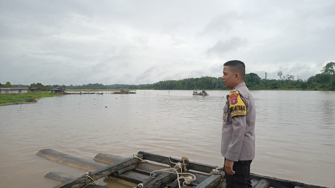 Personel Polsek Sepang Siap Siaga dalam Menghadapi Perubahan Debit Air
