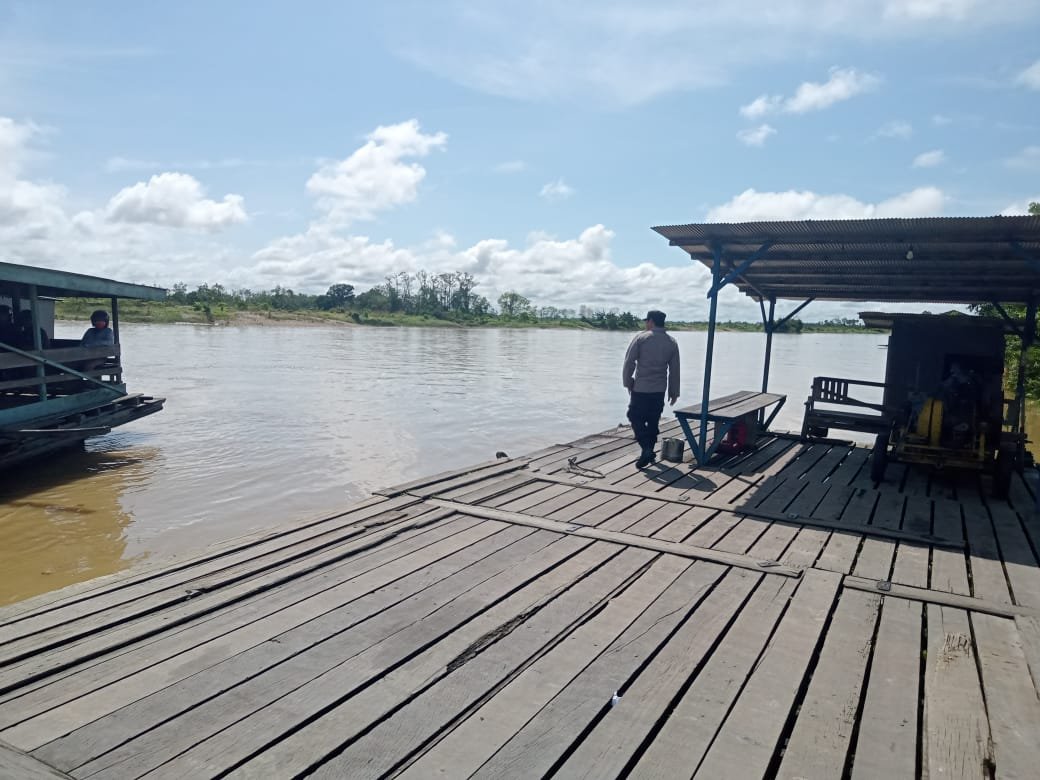 Debit Air Terkendali: Personel Polsek Kurun Berikan Rasa Aman pada Warga