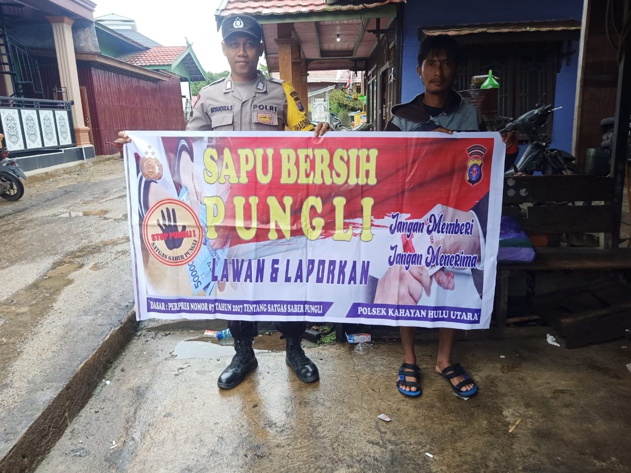 Personel Polsek Kahut Edukasi Masyarakat tentang Pungutan Liar