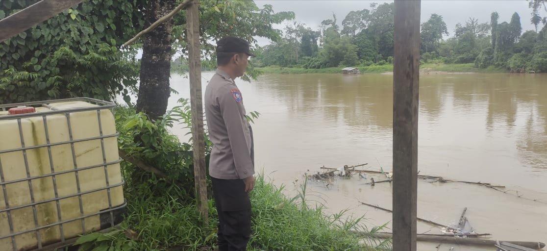 Pencegahan Banjir Jadi Prioritas: Personel Polsek Tewah Awasi Debit Sungai