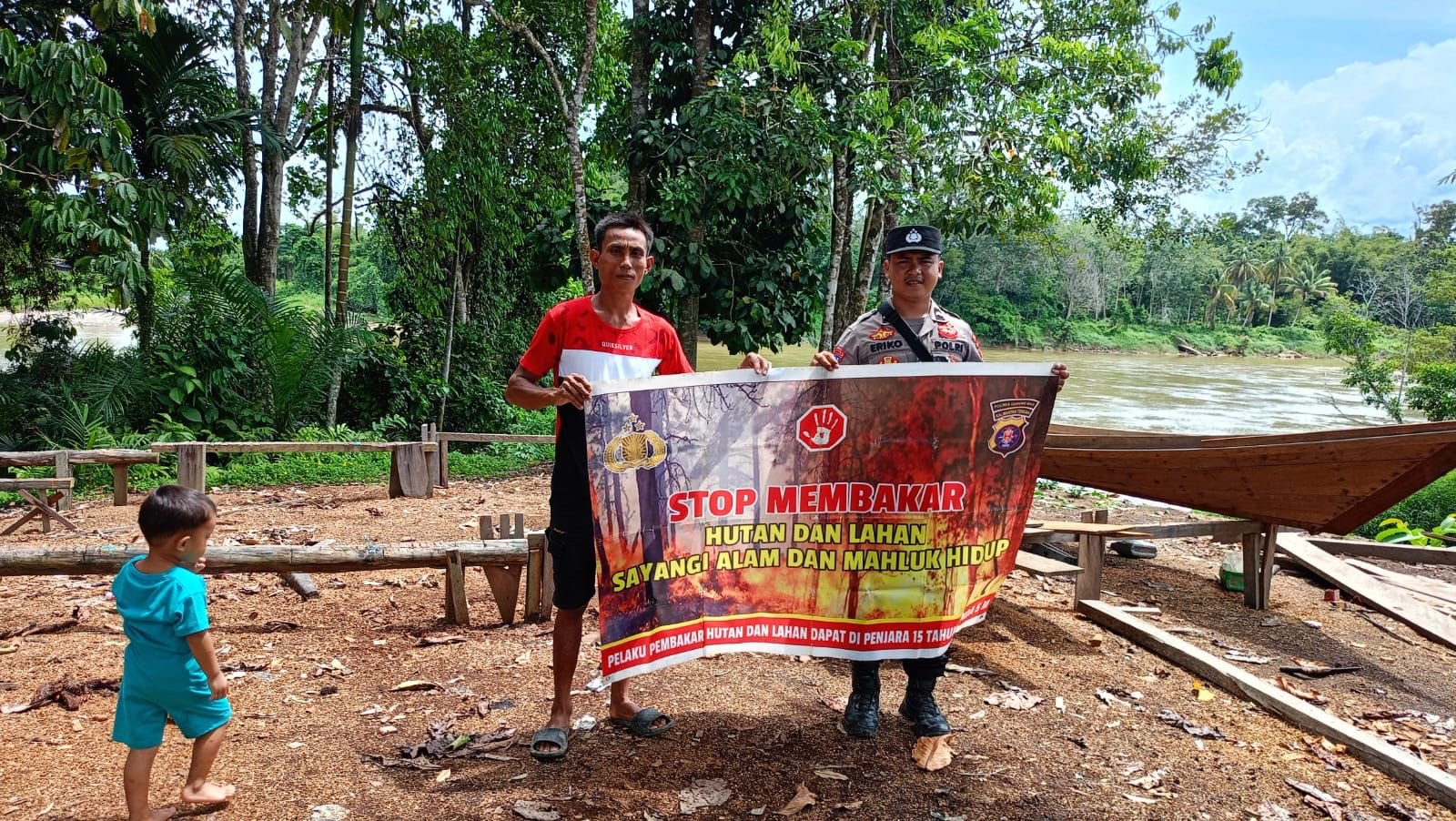 Personel Polsek Tewah Gencar Sosialisasi Bahaya Kebakaran Hutan dan Lahan