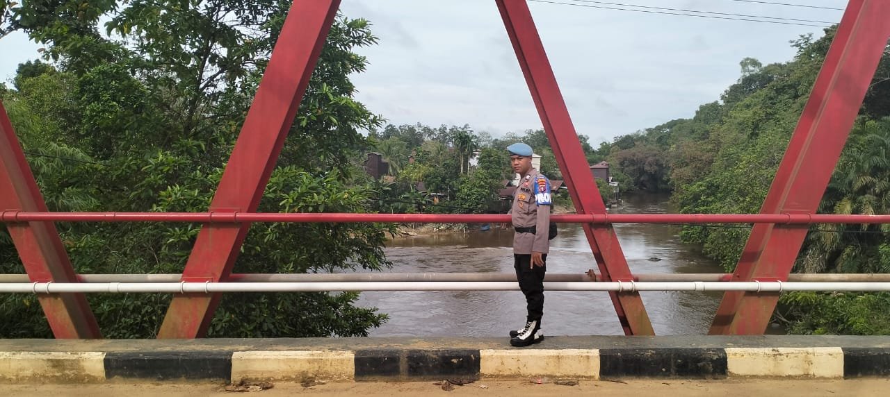 Personel Polsek Manuhing Turun Lapangan Cek Debit Air Sungai Terkini